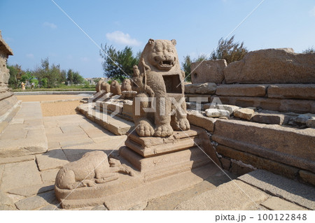 インド　世界遺産マハーバリプラムの建造物群　海岸寺院 100122848