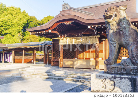 早朝の城南宮 前殿 早春の季節(京都市伏見区) 早朝の城南宮 前殿 早春の季節(京都市伏見区) 100123252