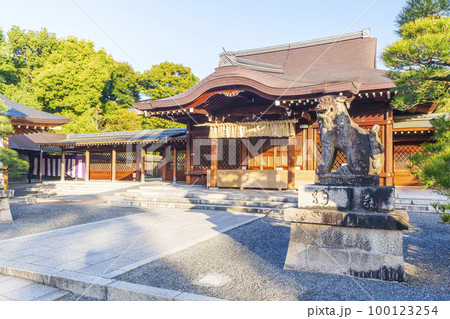 早朝の城南宮 前殿 早春の季節(京都市伏見区) 早朝の城南宮 前殿 早春の季節(京都市伏見区) 100123254