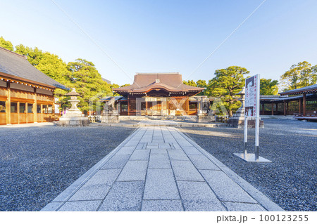 早朝の城南宮 前殿 早春の季節(京都市伏見区) 早朝の城南宮 前殿 早春の季節(京都市伏見区) 100123255