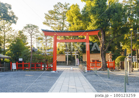 早朝の城南宮 城南鳥居 早春の季節(京都市伏見区) 早朝の城南宮 城南鳥居 早春の季節(京都市伏見区) 100123259