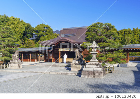 早朝の城南宮　前殿　早春の季節（京都市伏見区） 100123420