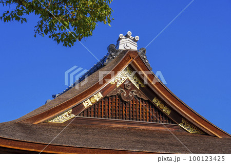 城南宮　拝殿の屋根　懸魚　破風拝飾（京都市伏見区） 100123425