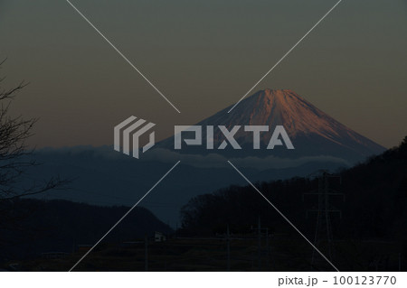 北杜市武川町、夕日に照らされ赤く染まる夕照富士 北杜市武川町、夕日に照らされ赤く染まる夕照富士 100123770