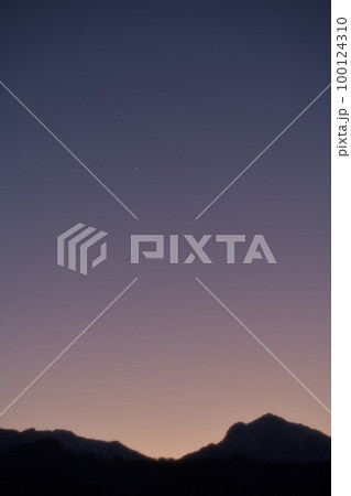 北杜市武川町、宵闇の空に甲斐駒ケ岳の上で輝く金星と木星 100124310