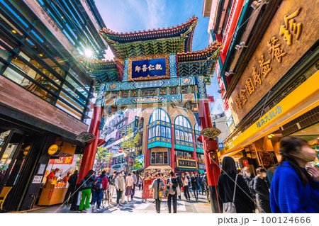 日本の横浜都市景観 コロナ禍前のように賑わう横浜中華街・青空に映える善隣門などを望む=3月4日 日本の横浜都市景観 コロナ禍前のように賑わう横浜中華街・青空に映える善隣門などを望む=3月4日 100124666