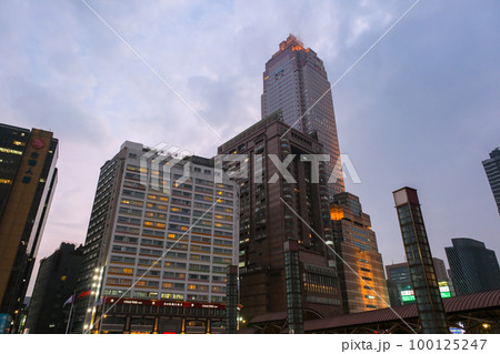 台湾 台北市 夕暮れの台北駅前、高層ビル群 100125247