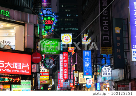 台湾 台北市 夜の台北駅前 繁華街 100125251
