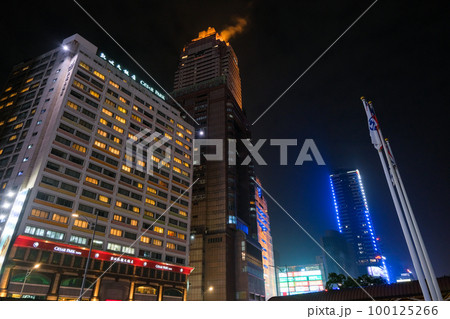 台湾 台北市 夜の台北駅前、高層ビル群 台湾 台北市 夜の台北駅前、高層ビル群 100125266