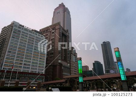台湾 台北市 朝の台北駅前、高層ビル群 100125273