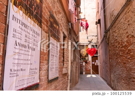 San Valentin heart in a Venice street San Valentin heart in a Venice street 100125539