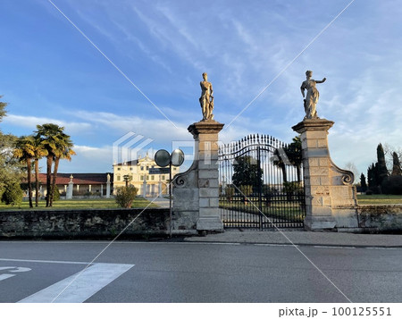 Villa Ghislanzoni is a venetian villa designed by the architect Andrea Palladio 100125551