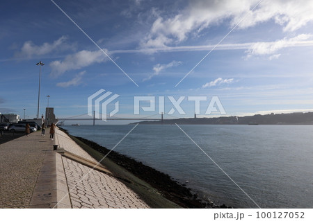 ポルトガルの4月25日橋(Ponte 25 de Abril) ポルトガルの4月25日橋(Ponte 25 de Abril) 100127052