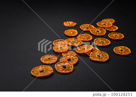 Dried round shape slices of bright orange color tangerine 100128251