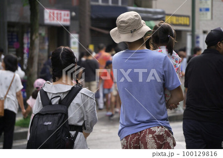 夏祭り 人々 夏祭り 人々 100129816
