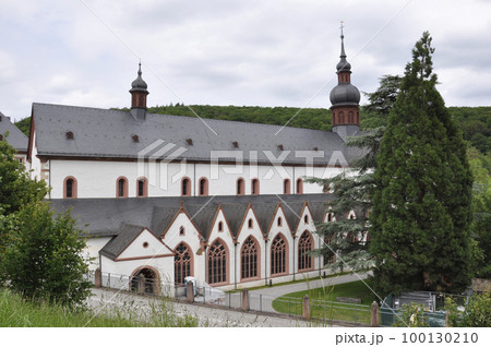 ドイツワイン産地で有名なラインガウ地方にあるクロスターエバーバッハ修道院のレストラン側から見た外観。 100130210