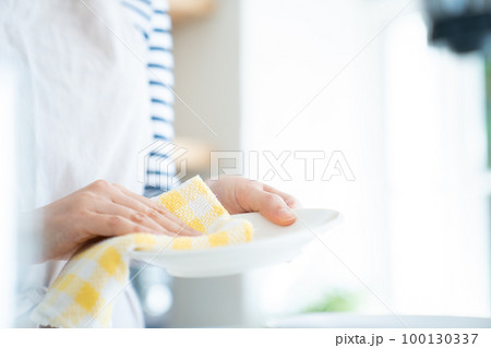 女性、手元、皿洗い、キッチン、食器洗い、主婦、洗い物、女の人、台所、水仕事、クリーム色、若い 100130337