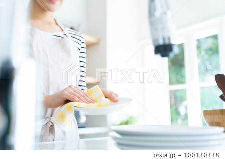 女性、手元、皿洗い、キッチン、食器洗い、主婦、洗い物、女の人、台所、水仕事、クリーム色、若い 100130338
