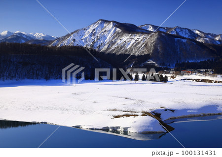 岩手県西和賀町 快晴の錦秋湖の雪景色 岩手県西和賀町 快晴の錦秋湖の雪景色 100131431