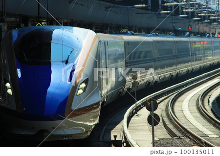 出発する北陸新幹線 かがやき 出発する北陸新幹線 かがやき 100135011