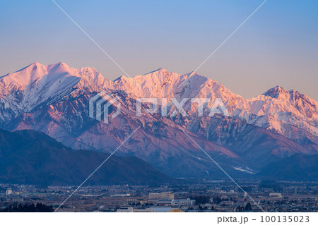 【朝焼け素材】朝焼けした北アルプスと青空【長野県】 【朝焼け素材】朝焼けした北アルプスと青空【長野県】 100135023