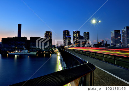 豊洲大橋から観た晴海・勝どき・月島エリアの高層マンション群の夜景 豊洲大橋から観た晴海・勝どき・月島エリアの高層マンション群の夜景 100136146