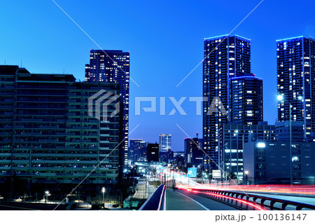 豊洲大橋から観た晴海・勝どき・月島エリアの高層マンション群の夜景 100136147