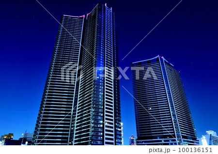 豊洲大橋から観た晴海・勝どき・月島エリアの高層マンション群の夜景 100136151