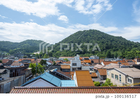 打吹山 赤瓦 打吹回廊 青空 打吹山 赤瓦 打吹回廊 青空 100136517