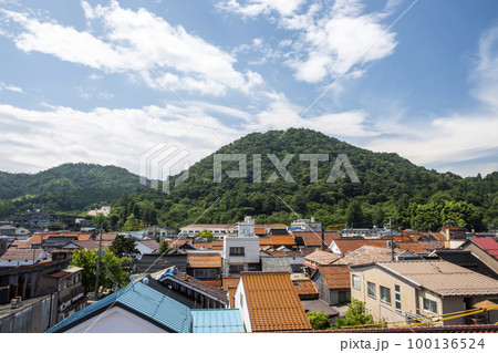 打吹山　赤瓦　打吹回廊　青空 100136524