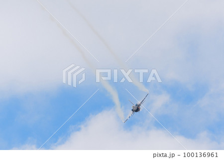 ギリシャ空軍F-16デモチーム「ゼウス」引き起こし 100136961