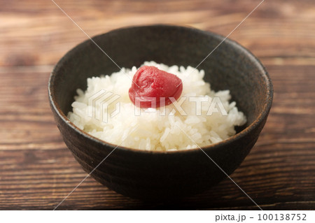 梅干しをのせたご飯 梅干しをのせたご飯 100138752