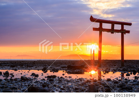 干潮時の大魚神社の海中鳥居と日の出 佐賀県太良町 干潮時の大魚神社の海中鳥居と日の出 佐賀県太良町 100138949