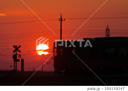 沈みゆく太陽を背に走る列車のイメージ 沈みゆく太陽を背に走る列車のイメージ 100139247