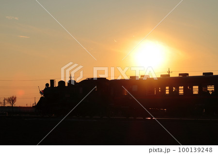 夕焼け空のもと駆け抜けるSLもおか号_2023/1/7撮影 夕焼け空のもと駆け抜けるSLもおか号_2023/1/7撮影 100139248