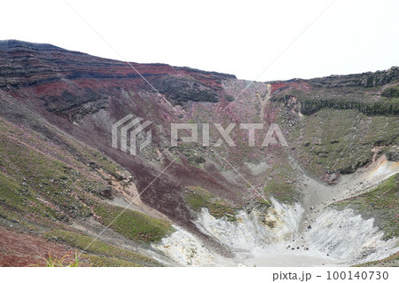 御鉢の美しい火口の景色 100140730