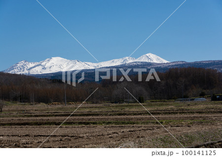 春の晴れた日の水田地帯と冠雪の山並み 大雪山 春の晴れた日の水田地帯と冠雪の山並み 大雪山 100141125