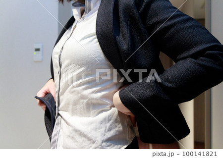 スカートを履いている女性　ビジネス　スーツ　着替え　イメージ 100141821