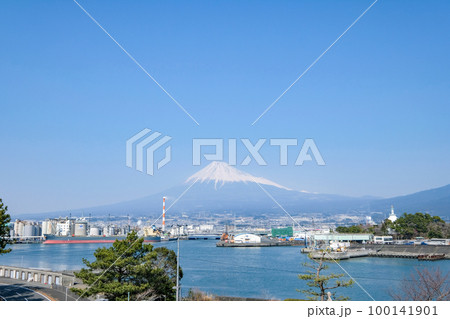 静岡県富士市田子の浦からの富士山と工場 100141901