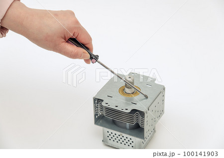 【マグネトロンとドライバーと女性】 100141903