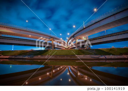 堀切ジャンクションの夜景 綾瀬川の水鏡 堀切ジャンクションの夜景 綾瀬川の水鏡 100141919