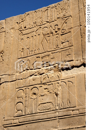 コム・オンボ神殿　医療器具のレリーフ 100141954