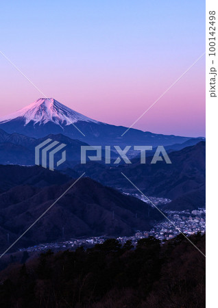 （山梨県）朝焼けに染まる紅富士と山並み・百蔵山展望 100142498