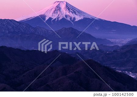 (山梨県)朝焼けに染まる紅富士と山並み・百蔵山展望 (山梨県)朝焼けに染まる紅富士と山並み・百蔵山展望 100142500