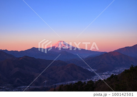 （山梨県）朝焼けに染まる紅富士と山並み・百蔵山展望 100142501