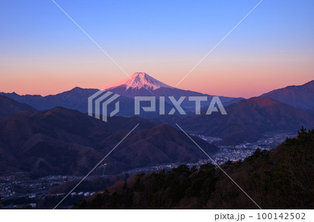 (山梨県)朝焼けに染まる紅富士と山並み・百蔵山展望 (山梨県)朝焼けに染まる紅富士と山並み・百蔵山展望 100142502