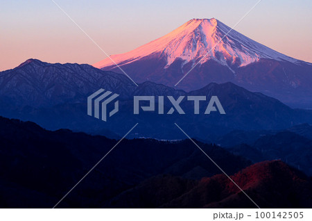 （山梨県）朝焼けに染まる紅富士と山並み・百蔵山展望 100142505