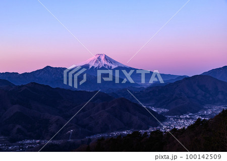 （山梨県）朝焼けに染まる紅富士と山並み・百蔵山展望 100142509