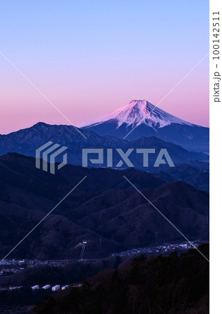 （山梨県）朝焼けに染まる紅富士と山並み・百蔵山展望 100142511