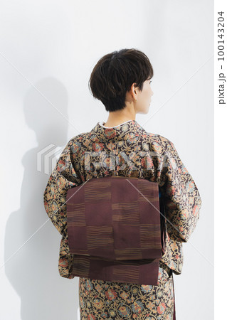 更紗の小紋　ショートヘアの女性 100143204